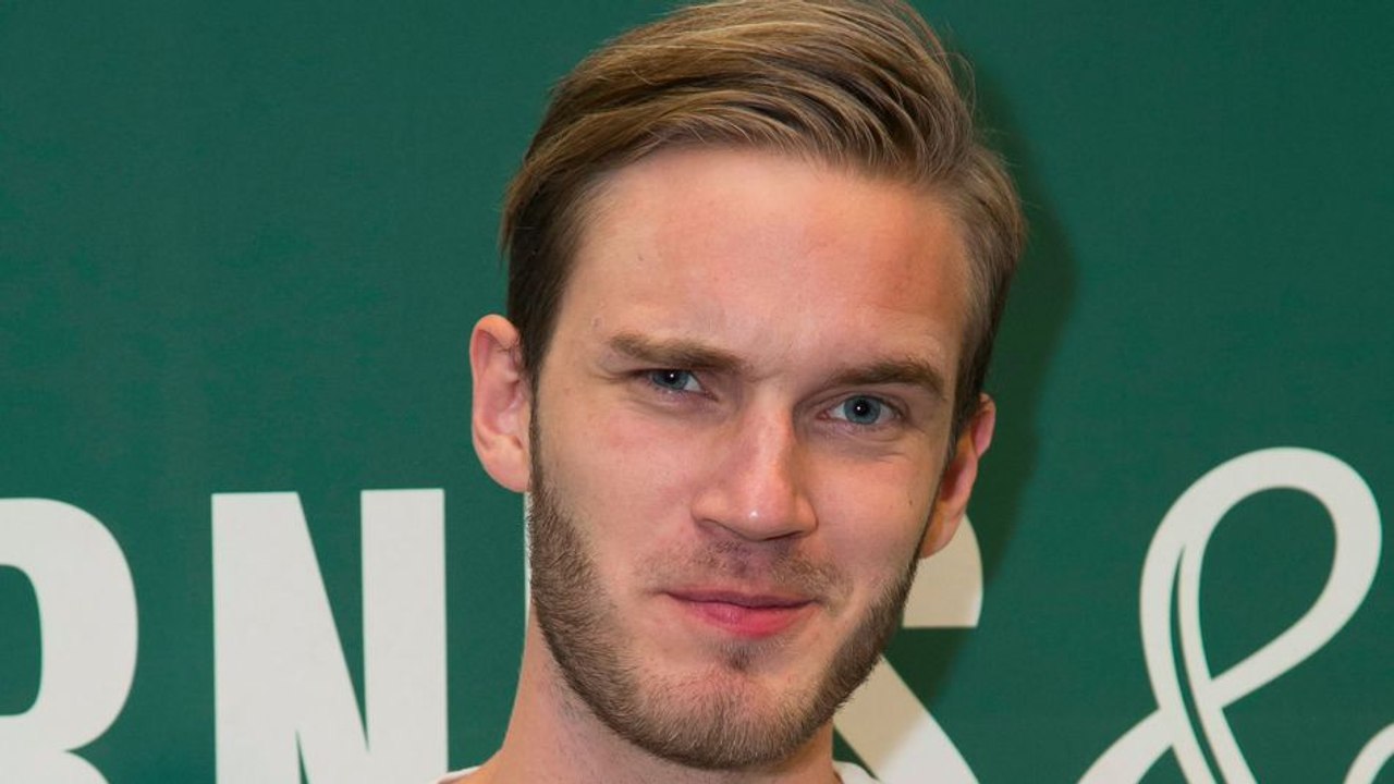 People are freaking out over YouTuber PewDiePie's ISIS tweet!