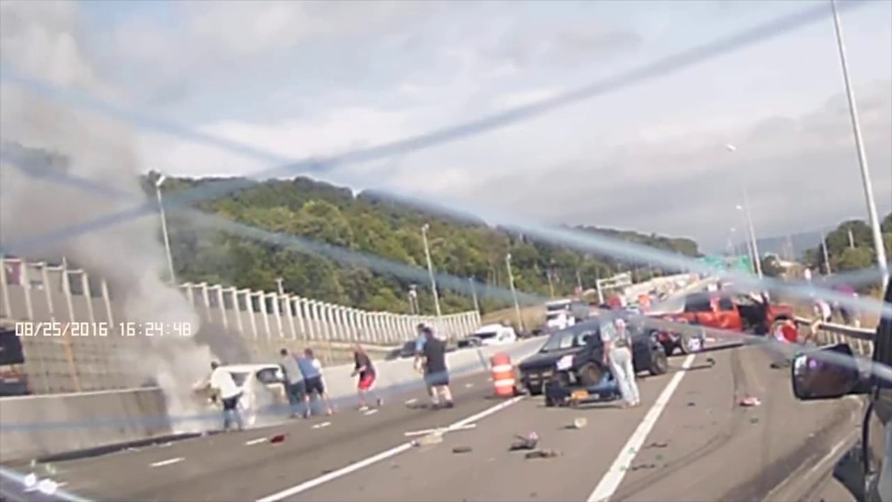 Sauvetage d'une femme de sa voiture en feu après un accident sur une autoroute