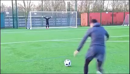 Ce joueur de foot est juste ultra talentueux : lucarne sur lucarne!