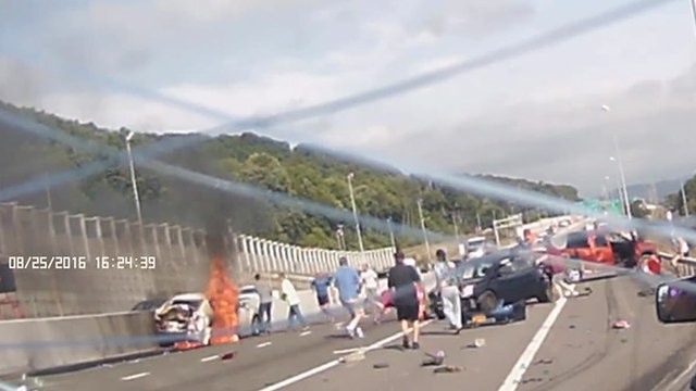 Des hommes sauvent une femme coincée dans sa voiture en flammes