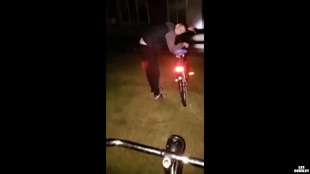 Un mec bourré s’appuie sur son vélo
