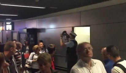 Bomba alarmı yapılan Frankfurt Havalimanı içinden ilk görüntüler