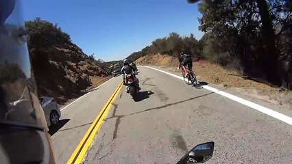 Un cycliste sorti de nulle donne une petit leçon à des motards