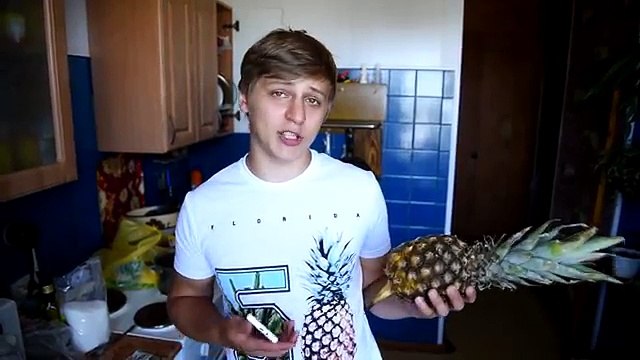 МАМИКС - ЧТО СЛУЧИТСЯ С ТЕЛЕФОНОМ АЙФОН 7, ЕСЛИ ЕГО СБРОСИТЬ С ВЫСОТЫ В АНАНАСЕ! - Mamix iPhone 7