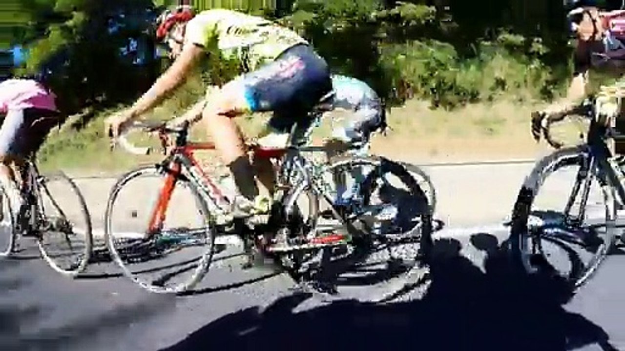 Ce cycliste a trouvé un moyen pour dépasser ses concurrents !