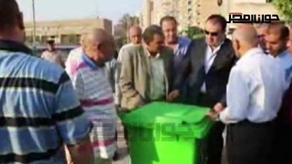 محافظ الفيوم يتفقد أكشاك منظومة النظافة الجديدة لشرائها من المواطنين