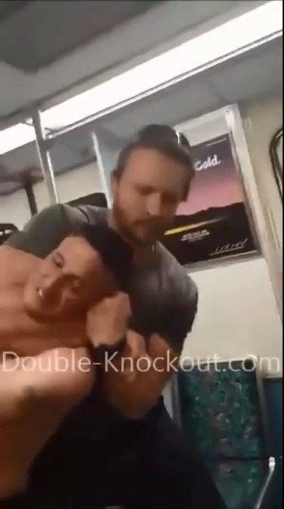 Un mec saoul se fait plier en deux dans le métro aux USA