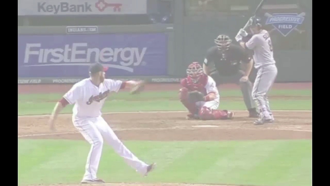 Attraper la balle de Baseball avec classe et la jambe !