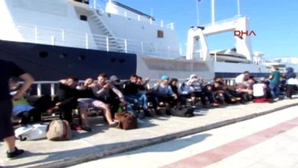 Çeşme'de İki Lastik Botta Toplam 90 Mülteci Yakalandı