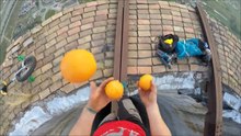 La folie du jour : sans équipement de sécurité, ils font du monocycle sur une cheminée haute de 256 mètres !