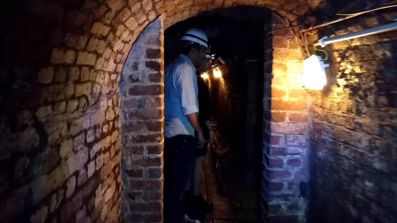 Où se trouve donc l'entrée des souterrains de la forteresse hollandaise à Charleroi? Vous passez devant tous les jours!