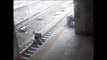 Le train arrive, un policier sauve un homme couché sur les rails