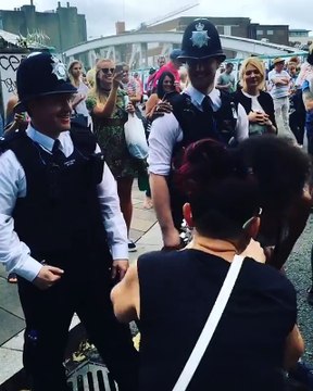 Une jolie fille twerke sur un policier en Angleterre