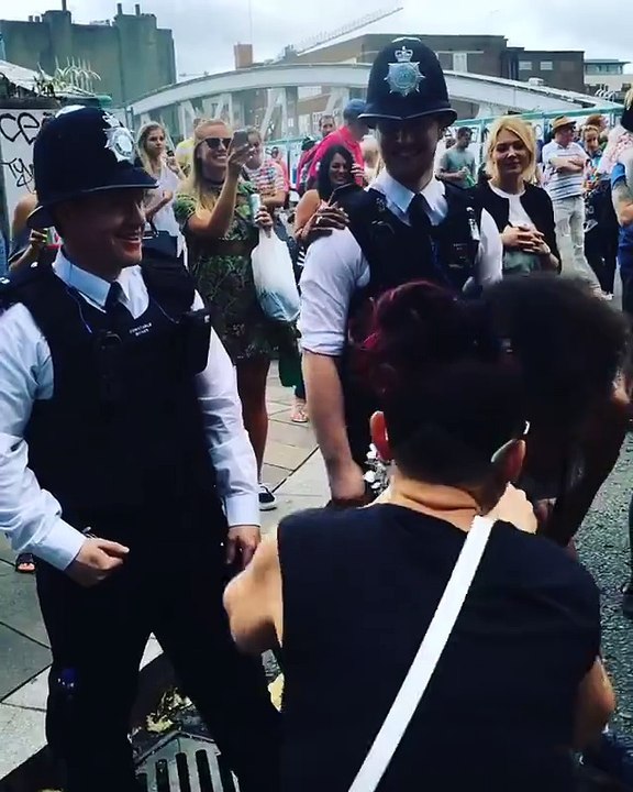 Une jolie fille twerke sur un policier en Angleterre