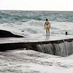 Un fou se jette dans une mer déchaînée