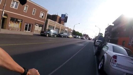 Download Video: Un cycliste se prend la portière d'un conducteur distrait. Grosse chute douloureuse