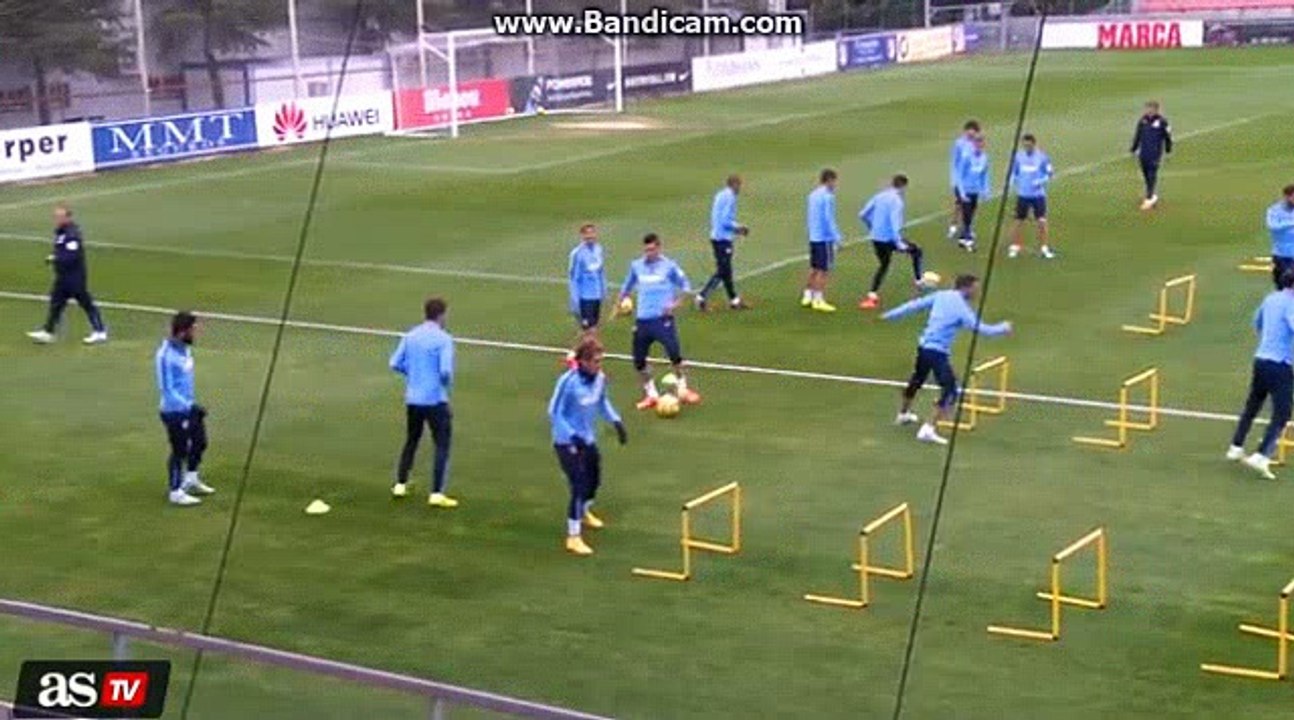El tropezón de Cerci con una valla que fue viral en Italia