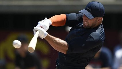 Tim Tebow holds showcase for MLB scouts