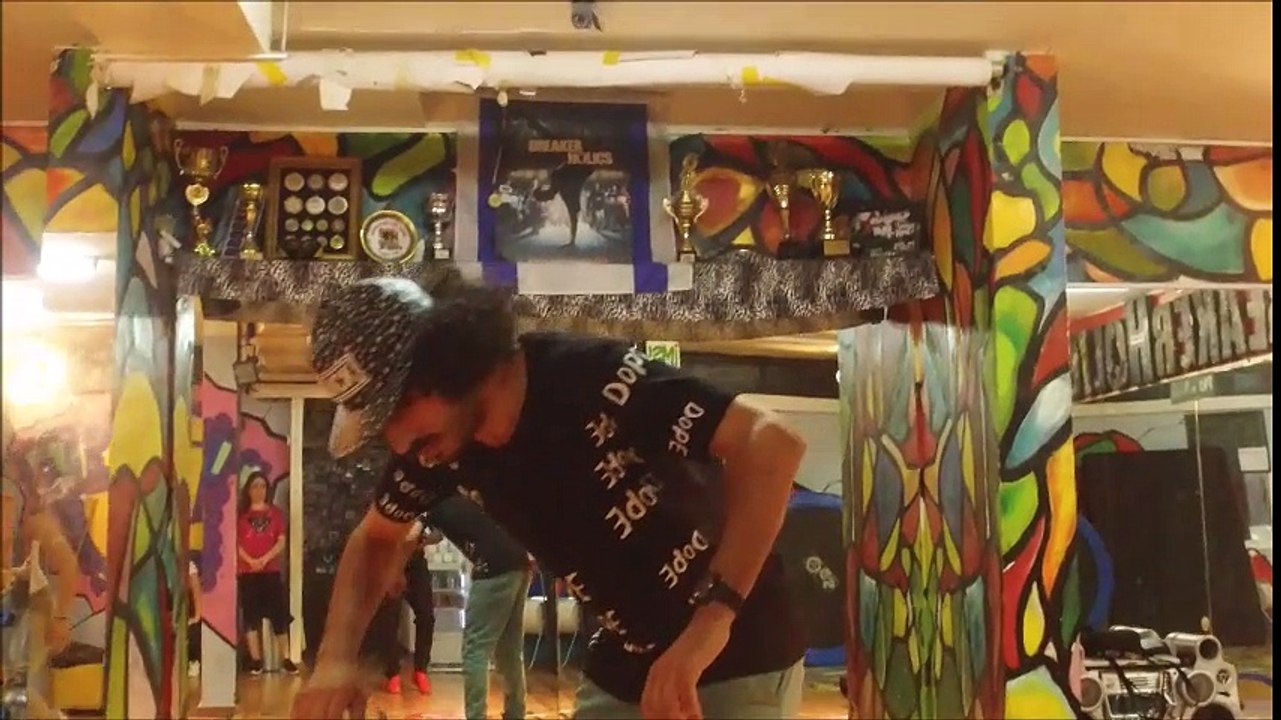 הצצה לחדרי הסטודיו
