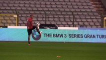 Thierry Henry taquine la balle avant l'entraînement des Diables Rouges