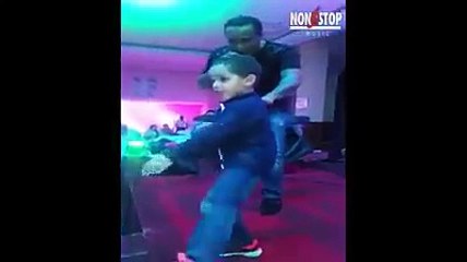 تفرج ولد سمير لوصيف شعمل فوق الركح معا بوه ملا سلعة