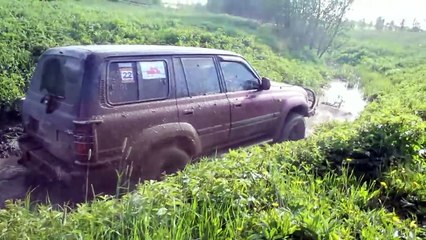 Toyota Land cruiser vs Niva in deep mud-tvp