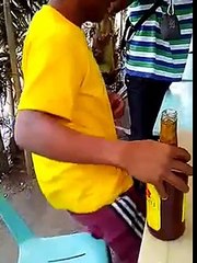 Grabe si kuya ginawang tubig ang isang bote ng alak.