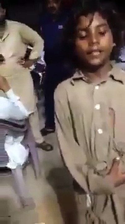 Very beautiful naat by street boy... Aqa merian akhian madinay wich