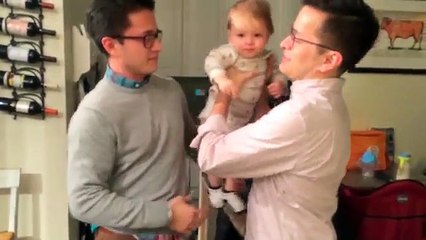 Bambina vede il gemello del padre. La sua reazione è adorabile!