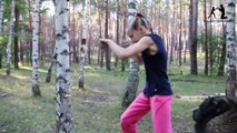 Une jeune boxeuse surdouée enchaîne les coups à mains nues sur un arbre !