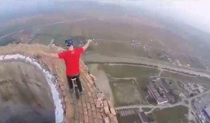 250 metre yükseklikte heyecan dolu anlar... Tek tekerlekli bisikletle tur attı