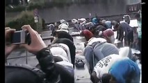 Muslims praying salah in the Rain - Allahu Akbar! Amazing video!