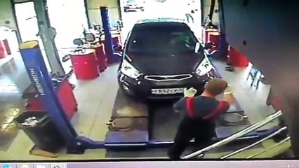 La jeune femme derrière le volant a glissé sur la pédale d'accélérateur