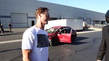 Steve-O se casse la jambe en sautant en skateboard par dessus une voiture