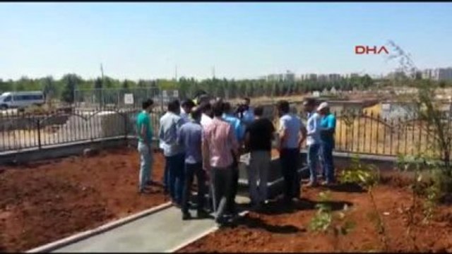 Diyarbakır - CHP'li Gençler, Diyarbakır'da Tahir Elçi'nin Mezarı Başında Barış Güvercini Uçurdu