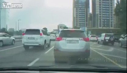 Un mec filmé en train de faire de l'autruche en plein trafic