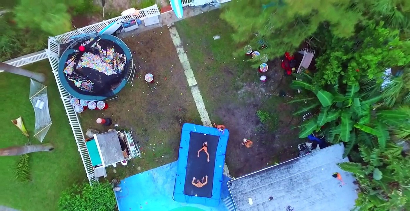 Ils posent des trampolines à la mer pour une journée de folie !