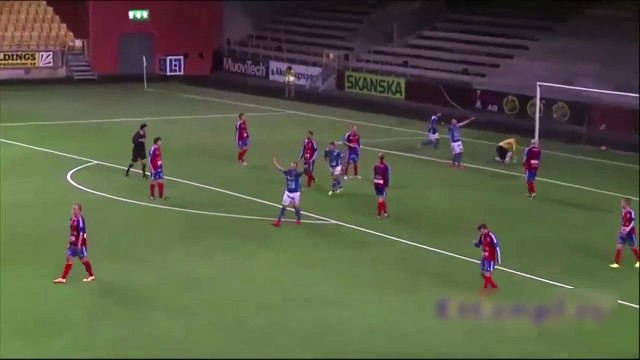 Joueur de foot expulsé pour une raison folle : il est allé s'applaudir dans les tribunes