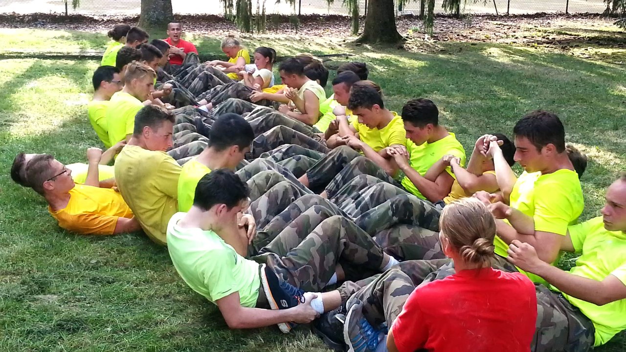 Série d'abdominaux pour les étudiants de l'ESTA