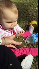 Un bébé qui boit à la paille...