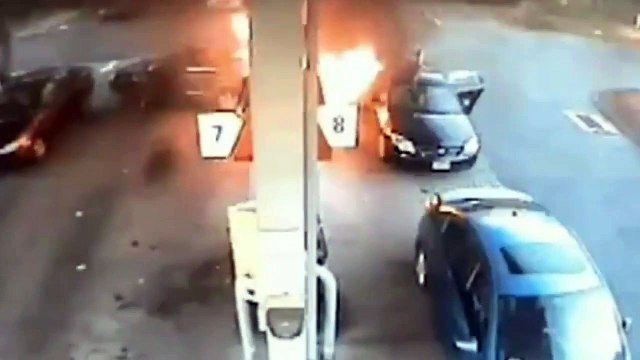 Ce chauffard percute une pompe à essence en marche arrière et provoque son explosion