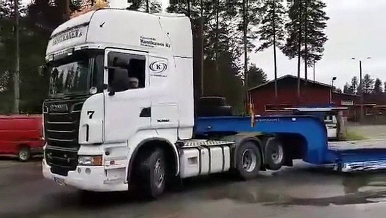 Un gamin de 8 ans conduit un camion comme un boss