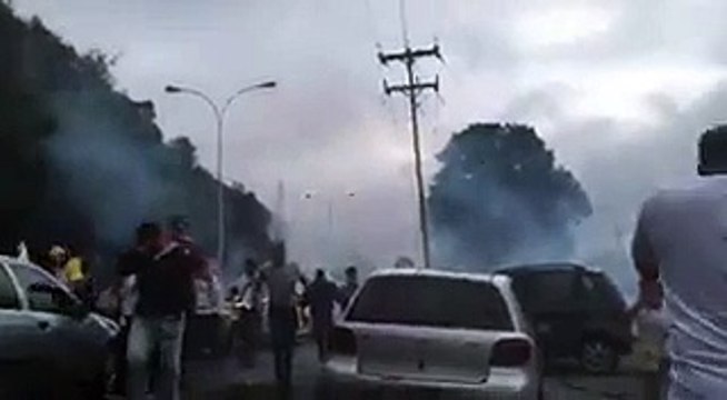 Manifestantes fueron reprimidos con bombas lacrimógenas por la GNB