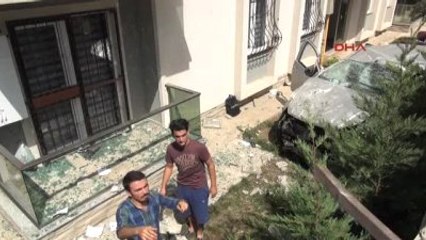 Sakarya Kamyonet Bahçe Duvarını Yıkıp Binaya Çarptı: 1 Yaralı