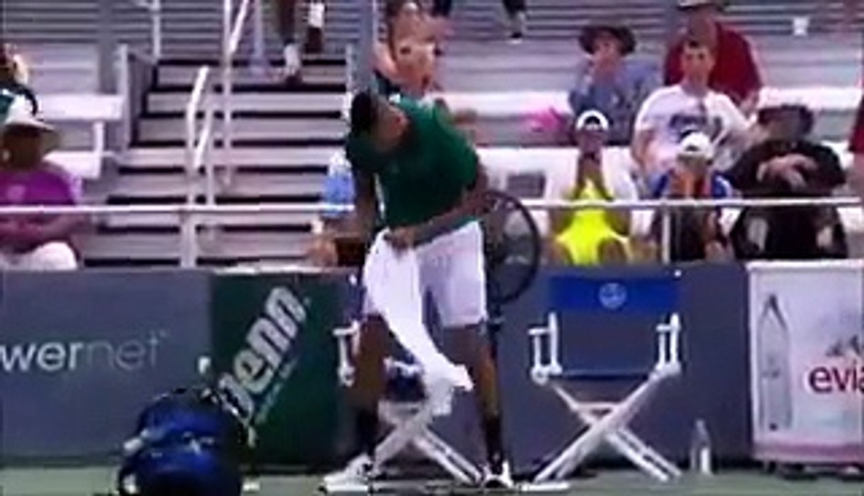 Nick Kyrgios éclate trois raquettes en dix secondes !