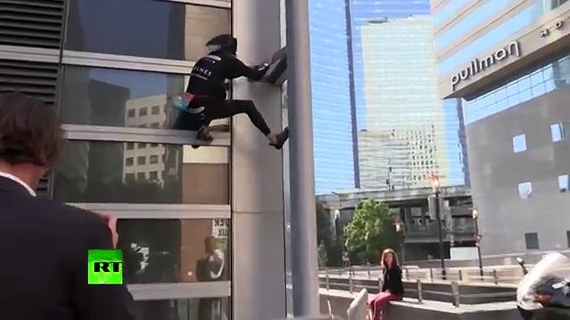 'French Spiderman'_ Urban climber scales Paris skyscraper without harnesses