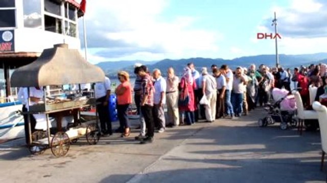 Kocaeli Balık Restoranı Sahipleri Ücretsiz Ekmek Arası Balık Dağıttı