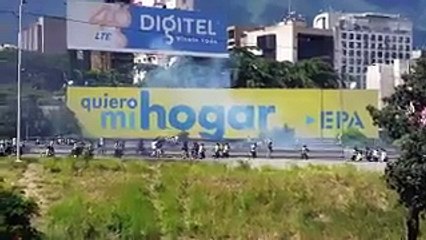 Momento en el que reprimen a los manifestantes en la Autopista Francisco Fajardo
