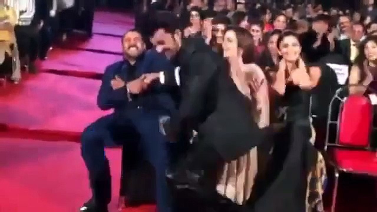 سلمان خان ایوارڈ شو میں ہنستے ہنستے کرسی سے گر پڑے