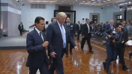 Donald Trump escucha reclamos de Peña pero no se disculpa y mantiene idea del muro